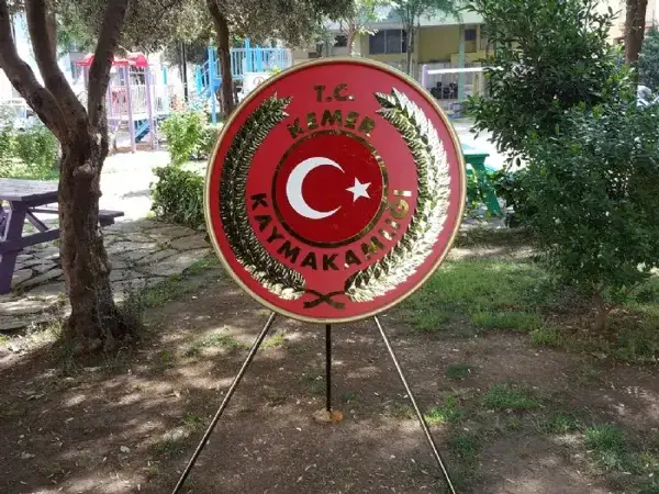 Kemer Kaymakamlığı Metal Çelengi — Fotoğraf 3