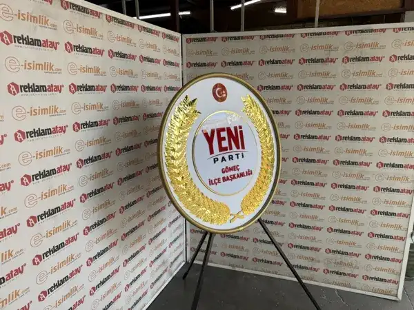 Yeni Parti Çelenk Sunma Modeli – Özel Logolu Metal Çelenk