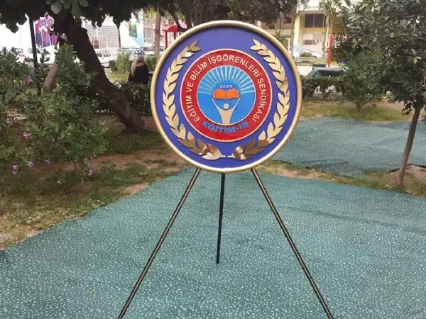 Eğitim-İş Metal Çelengi — Fotoğraf 2