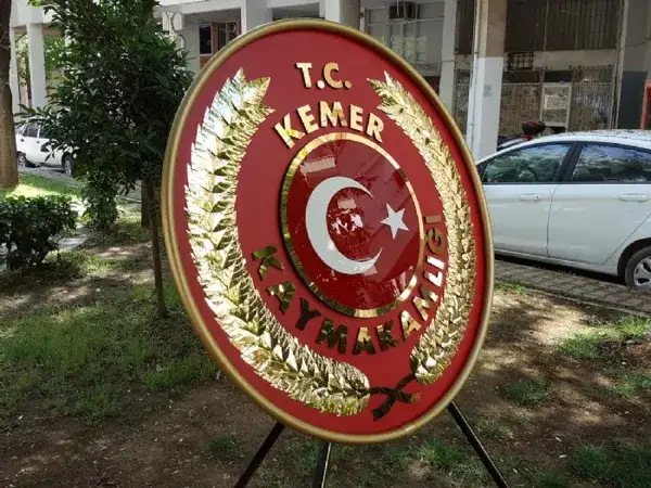 Kemer Kaymakamlığı Metal Çelengi — Fotoğraf 5
