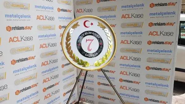 Yedi Bilim Koleji – Metal Çelenk — Fotoğraf 4