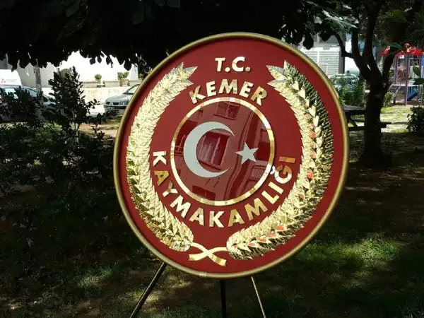 Kemer Kaymakamlığı Metal Çelengi — Fotoğraf 2