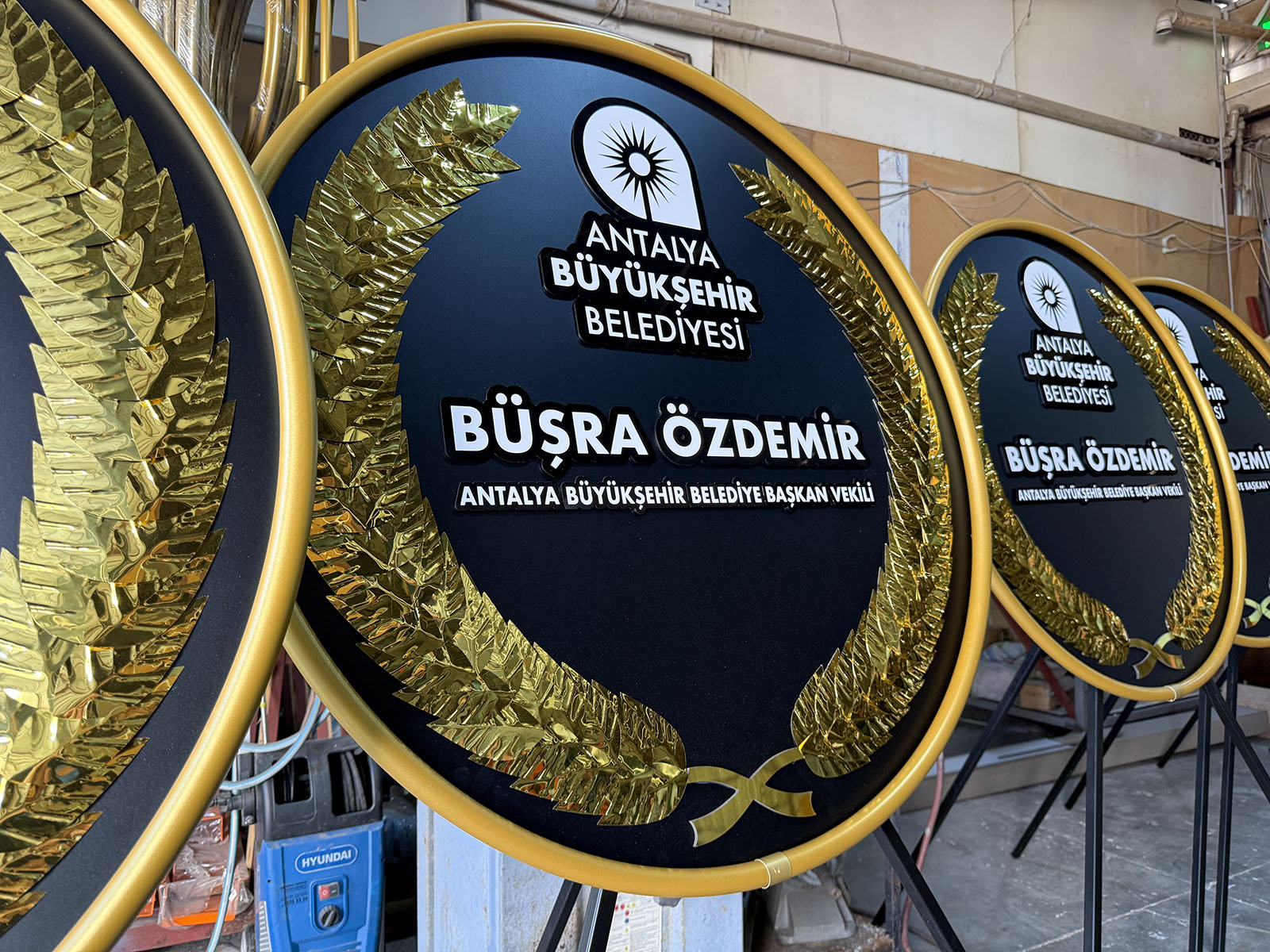 Antalya Büyükşehir Belediyesi Büşra Özdemir Metal Çelenk — Fotoğraf 3