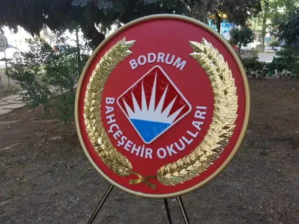 Bahçeşehir Okulları Bodrum Metal Çelenk — Fotoğraf 2
