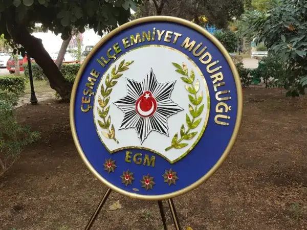 Çeşme Emniyet Müdürlüğü Metal Çelenk — Fotoğraf 2