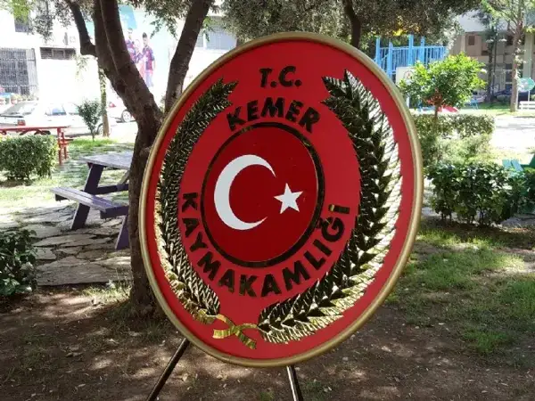 Kemer Kaymakamlığı Metal Çelengi — Fotoğraf 4