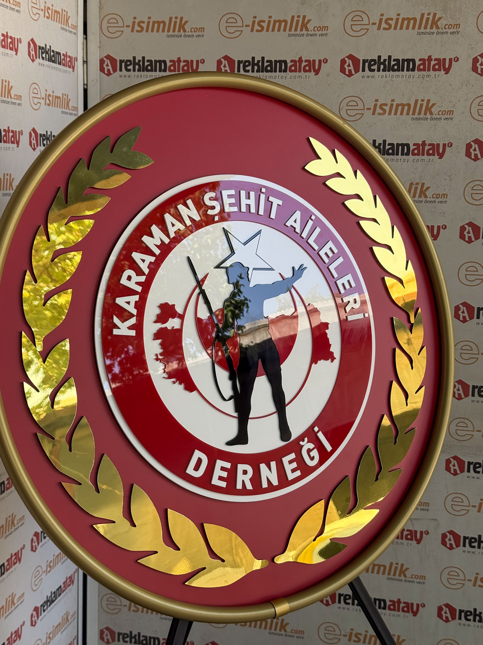 Karaman Şehit Aileleri Derneği Metal Çelenk — Fotoğraf 3