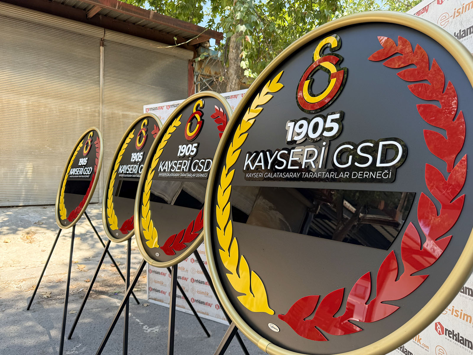 Kayseri Galatasaray Taraftarlar Derneği Metal Çelenk — Fotoğraf 3